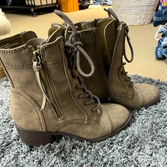Booties with a little heel! Never worn! 6.5W - Picture 1 of 2